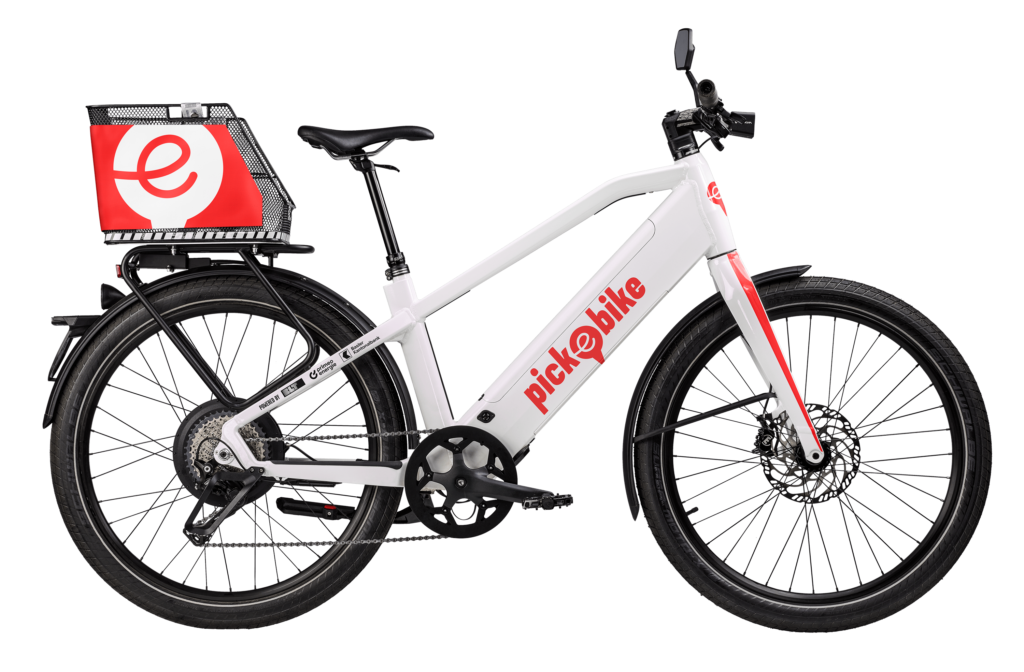 Ein weisses E-Bike mit dem roten Pike-e-Bike-Logo steht vor einem neutralen weissen Hintergrund.