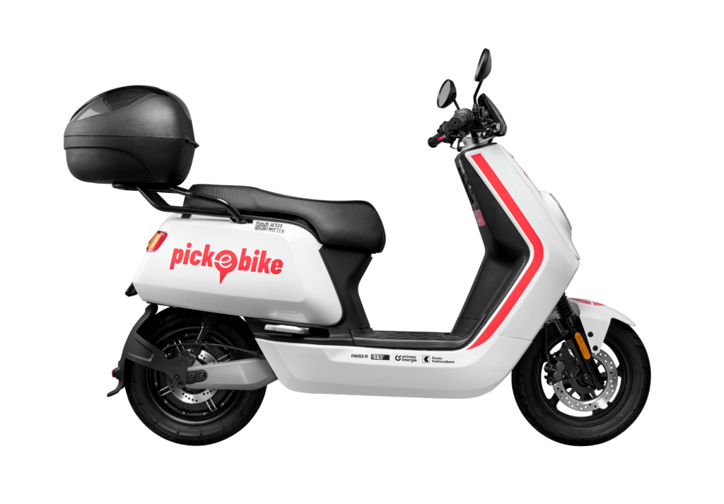 Ein weisser E-Scooter mit dem roten Pike-e-Bike-Logo steht vor einem neutralen weissen Hintergrund.